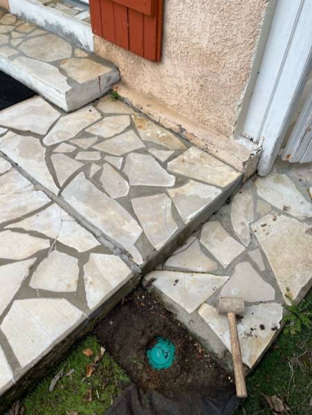 Pose de pieges appats dans le sol pour eliminer une colonie de termites dans une maison à Léon dans les Landes